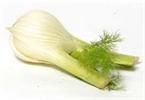 Sprød selleri-fennikelsalat med parmesan og pekannødder